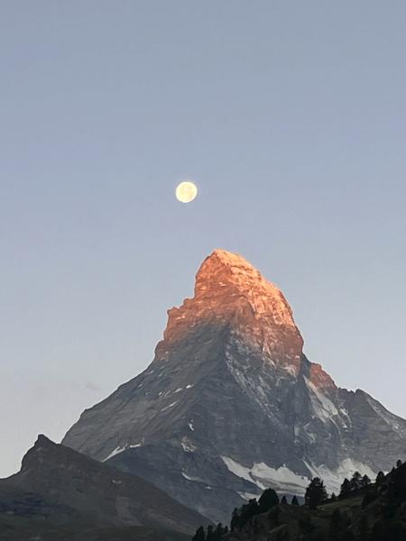 朝焼けのマッターホルンと月