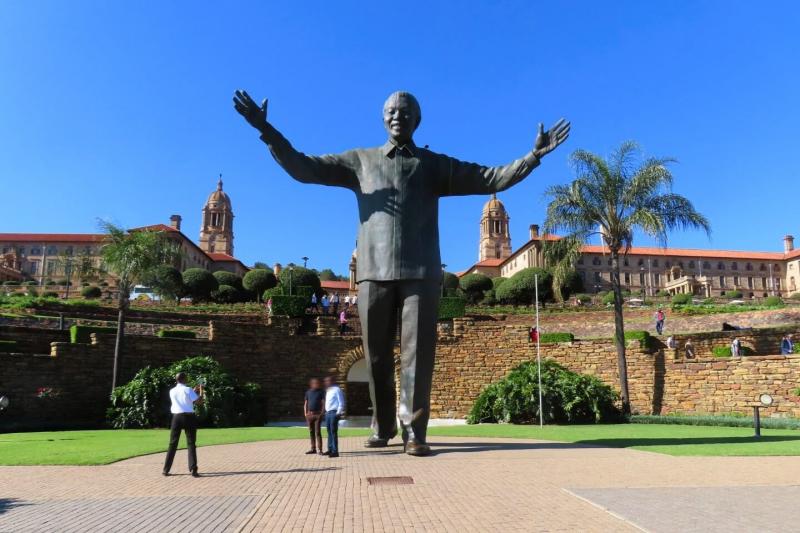 首都プレトリアにあるユニオンビルディングに建てられたネルソン マンデラの銅像