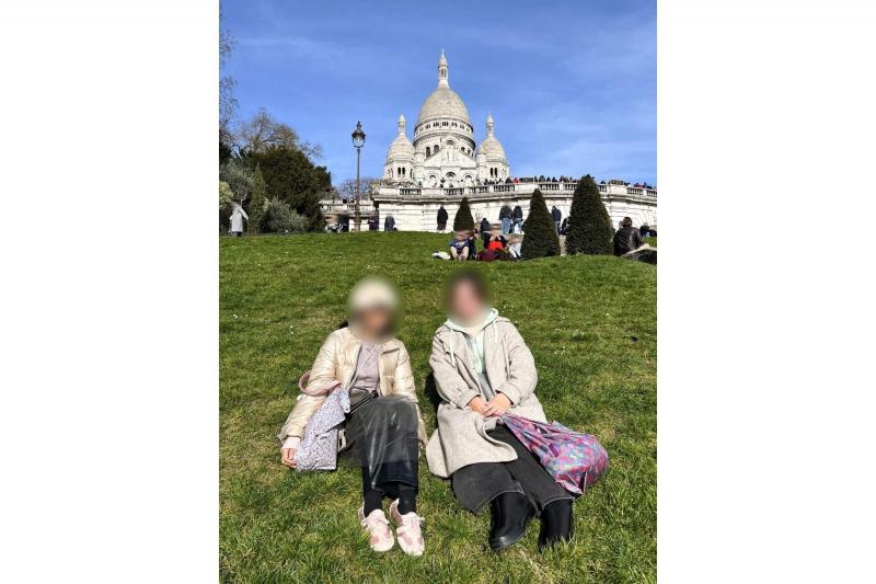 パリのモンマルトルの丘に建つサクレ クール寺院をバックに！