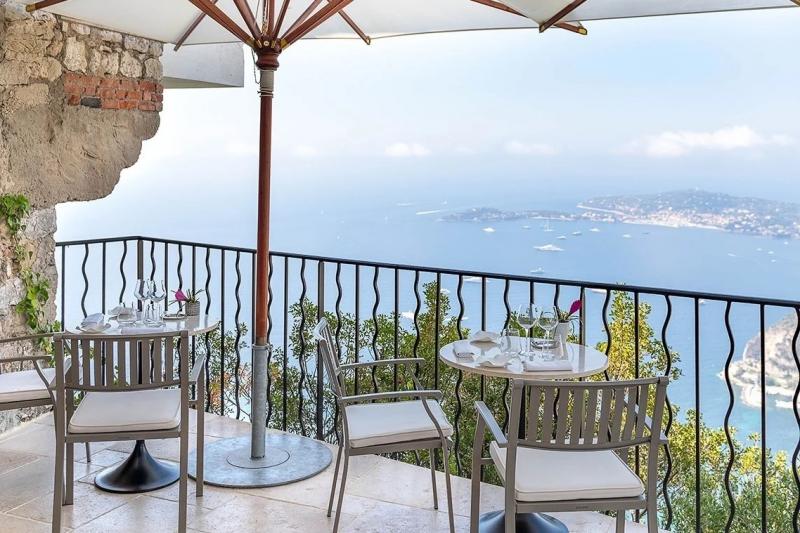 シャトー エザ（Château Eza）石畳の細い道を上り、辿り着くのはロマンティックなシャトーホテル。地中海の眺望を独占できるレストランでの食事は、一生の思い出になるに違いありません。要予約。