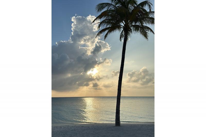 リゾートのビーチ。どこまでも続く水平線