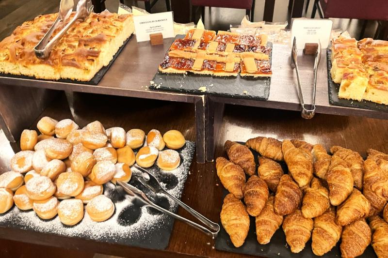 パンは焼きたてが定期的に補充されていました