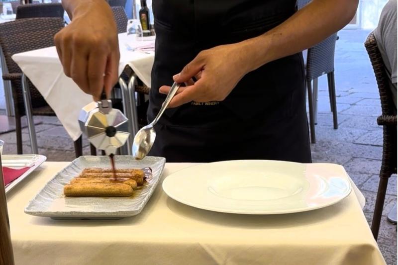 目の前で作ってくれたティラミス。スポンジにアツアツのエスプレッソをかけ、カスタードクリームをのせココアパウダーで仕上げていました 