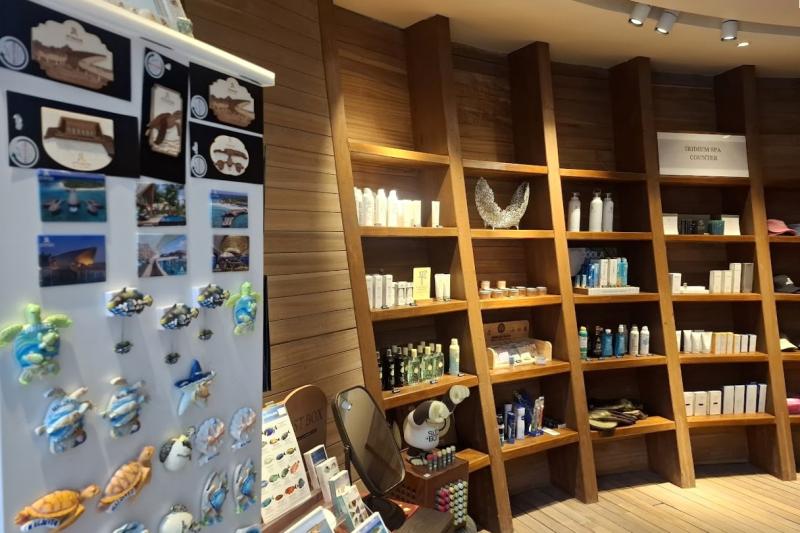 ショップではモルディブらしいお土産もあります