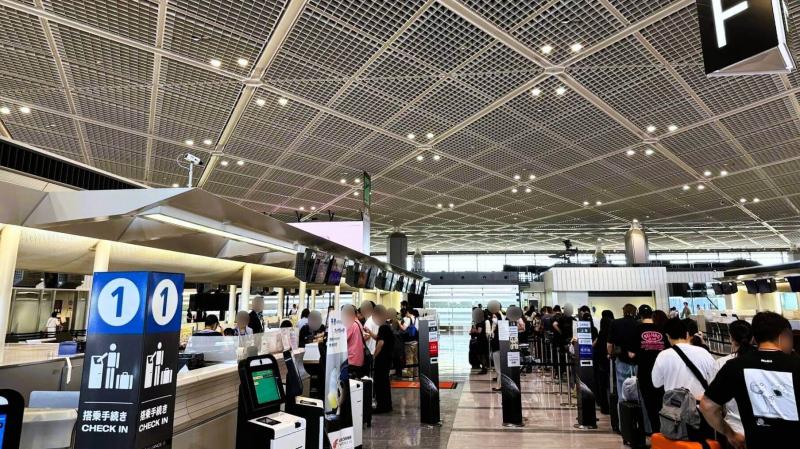 成田空港のチェックインカウンターの様子