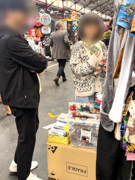 クイーンビクトリア マーケットでお土産を物色しています