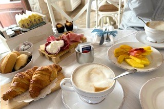 アルベロベッロのホテル朝食。はちみつがおすすめ