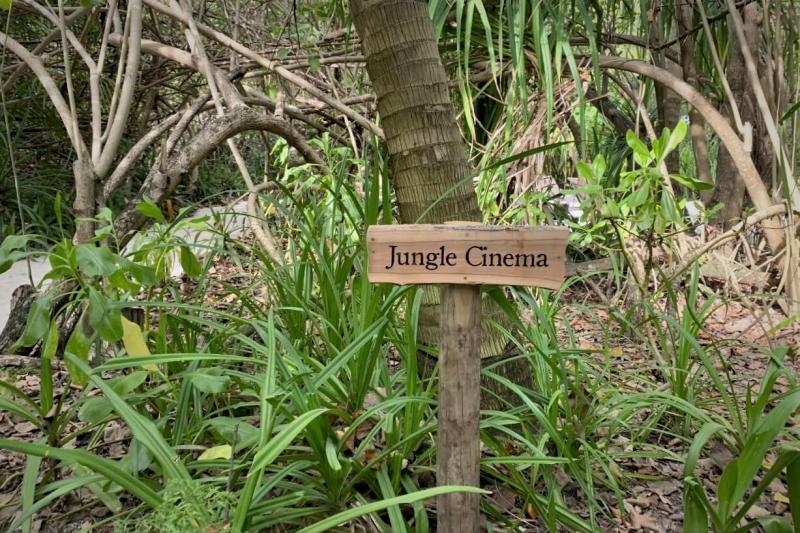 島内には映画を屋外で見ることのできるジャングルシネマがあります