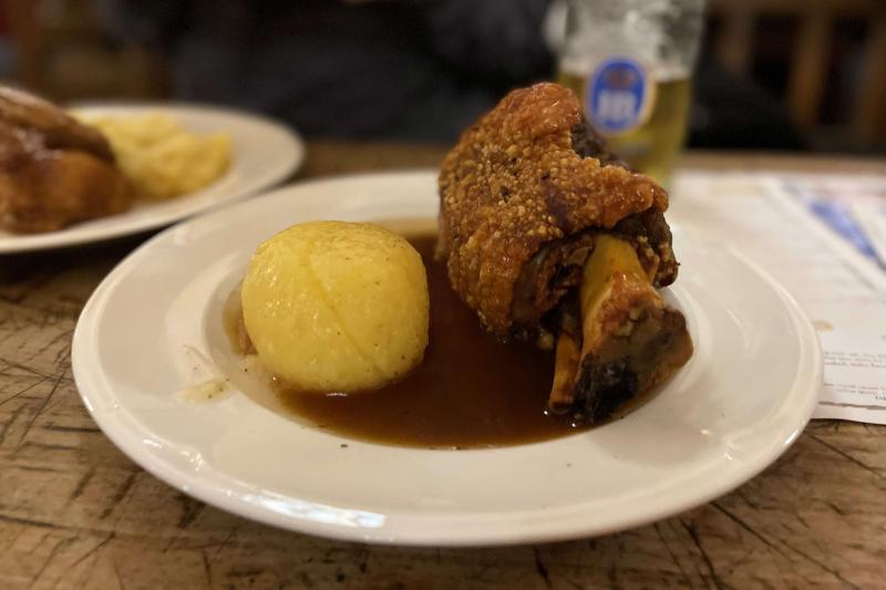 美味しかったアイスヴァイン（豚のすね肉を塩漬けにして煮込んだドイツ料理）