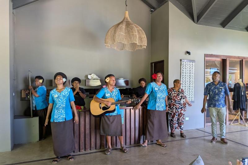 スタッフが集まって歌と演奏を披露してくれます