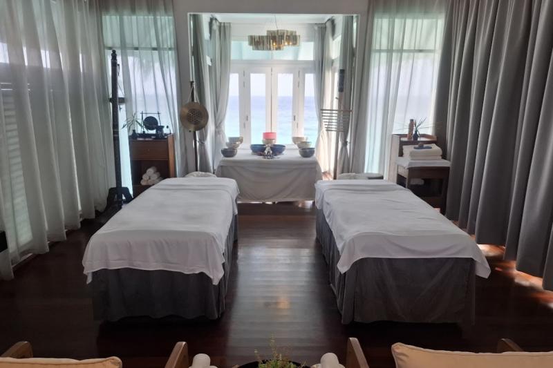 スタッフにはドクターやアユールヴェーダマスター、専門のセラピストもおり、各ゲストに合わせたオイルやトリートメントについてカウンセリングをしてくれます（約30分・無料/2025年10月時点）。写真はアユールヴェーダ専用のトリートメントルームです。