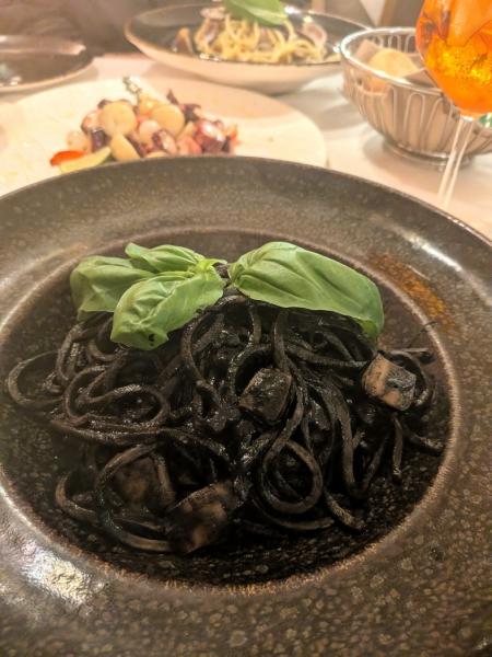 ベネチア名物のイカ墨スパゲッティ