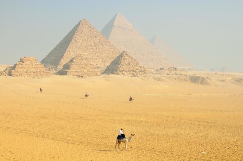【ギザ】世界七不思議の中で唯一現存するピラミッドや、スフィンクスがあるギザ。その観光スポットの見応えからエジプトで1番外せない場所といえるでしょう。昼と違う姿のピラミッドを見られる、夜に開催の光と音のショーの鑑賞もおすすめです。