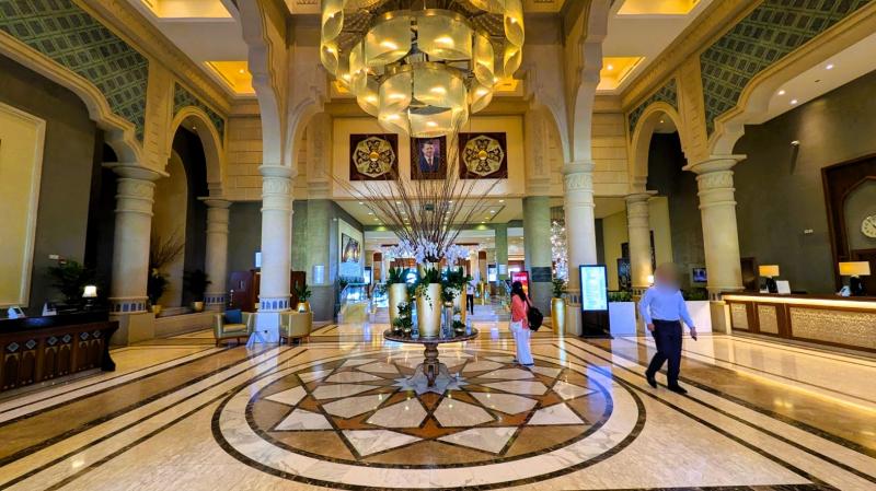 天井高のきれいなホテルのロビー