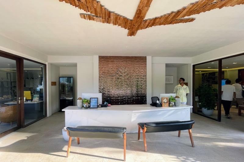 まずは、フロントでチェックインです。こちらが明るく洗練された雰囲気のフロントです。右隣には、チェックアウト後の待ち時間にお使いいただけるウェイティングルームもあります。