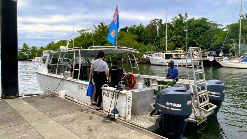 リゾート内にある桟橋からこちらのダイビングボートで出発。ポイントまでは約20分です