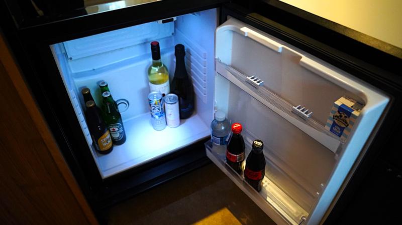 ミニバー内にはワインやビール、ソフトドリンクなどの有料ドリンクをご用意
