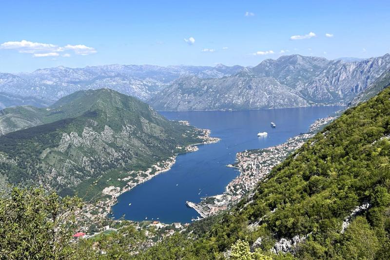 ロヴチェン山中腹からのコトルの街とボカベイ（ボカ湾/コトル湾）