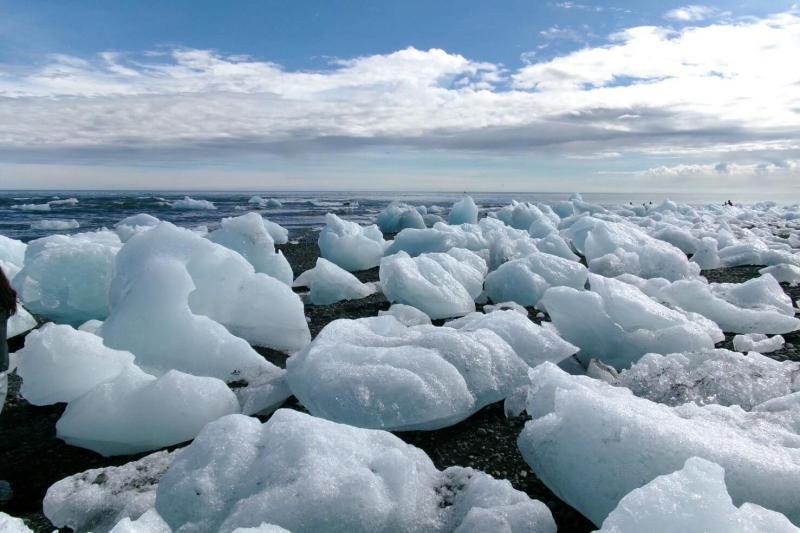 氷河湖（ヨークルスアゥルロゥン）からダイヤモンドビーチに流れ着いた大量の氷塊