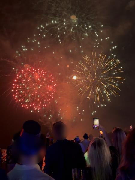 年越しの瞬間はビーチから花火が！ 大盛り上がりでした！