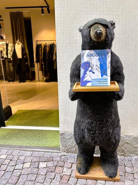 店先にいるクマさんがスイスにいることを思い出させてくれる？！