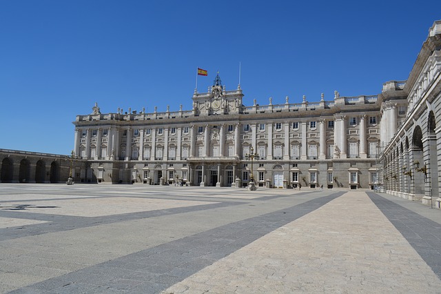 【王宮】国王フェリペ５世が建てさせたフランス・イタリア風の王宮で、1764年に完成しました。ヴェルサイユ宮殿の鏡の間に倣った「玉座の間」など、2700を数える部屋があり、豪華絢爛！