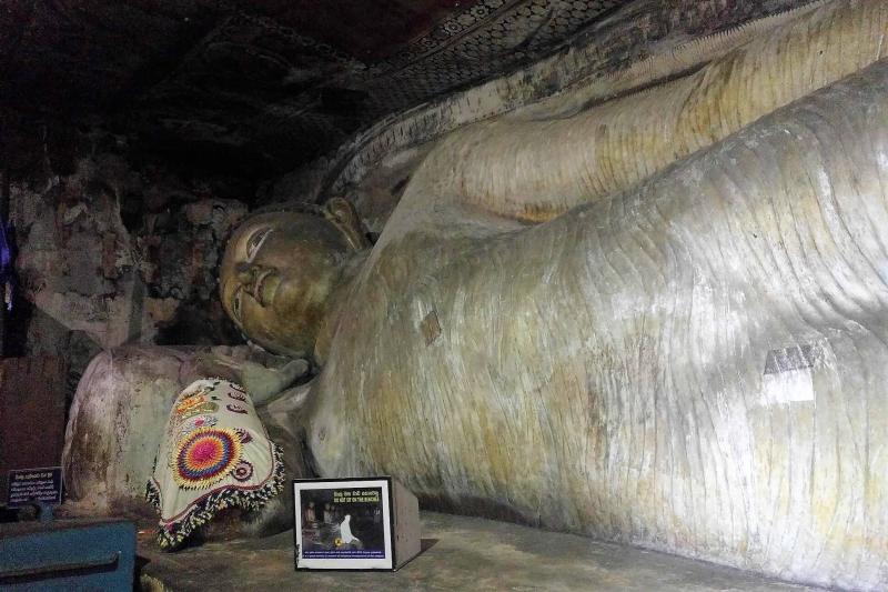 全長15mの巨大な涅槃仏が洞窟の中いっぱいに収まっているので写真で収まりきれず…すごい迫力です！！