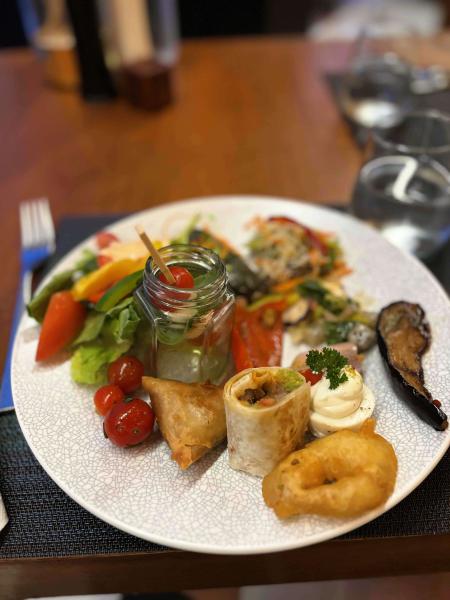 ビュッフェレストランでの食事