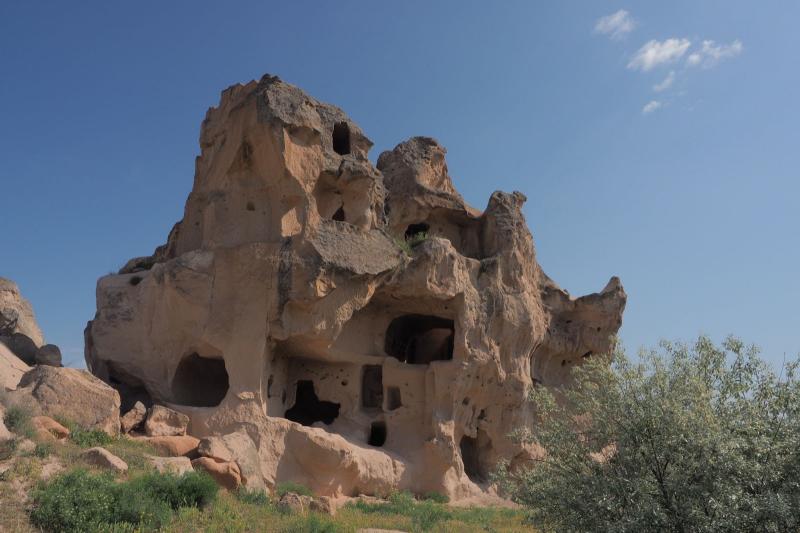 ユニークな岩窟建築
