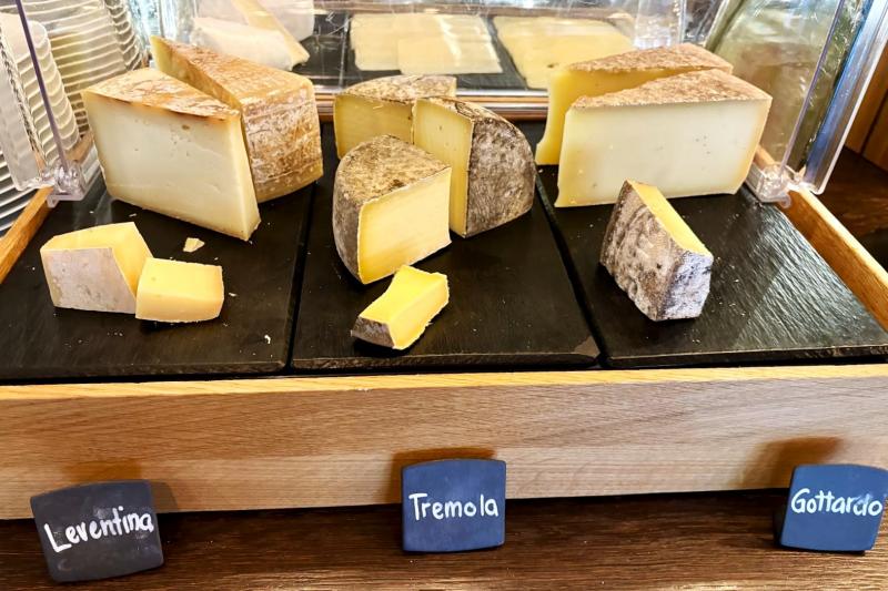 スイスの朝食ではローカルなチーズをいろいろと味わえるのがうれしい！