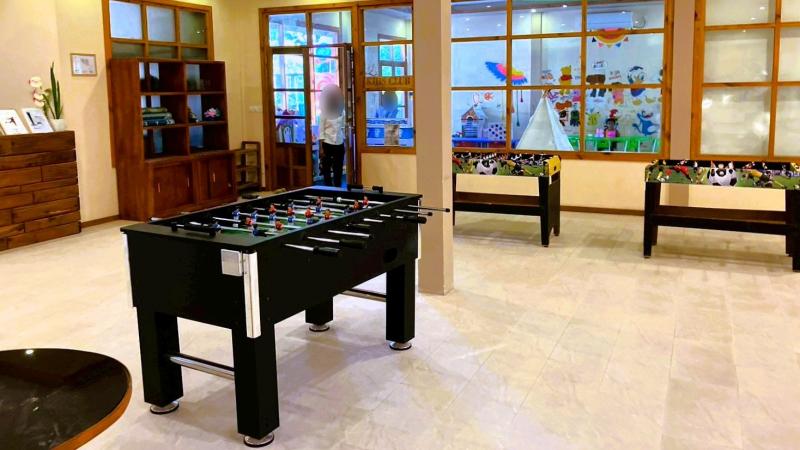 プレイルーム、奥にかわいいキッズルームが見えます