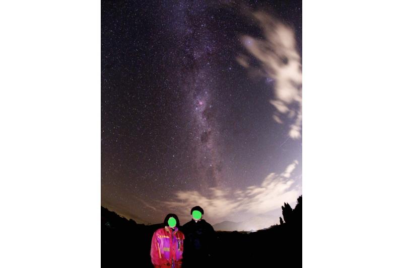 星空with夫婦。星空をバックにガイドさんに撮っていただいたツーショット