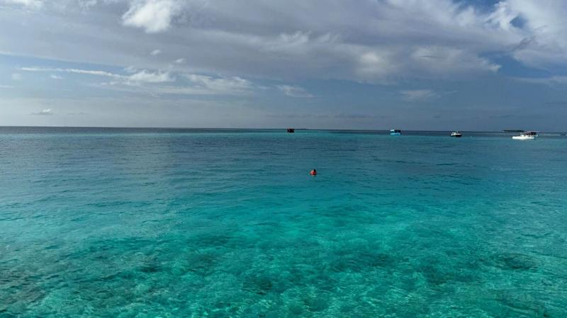 真ん中のオレンジ色は夫のライフジャケット。広大な海を独り占め！
