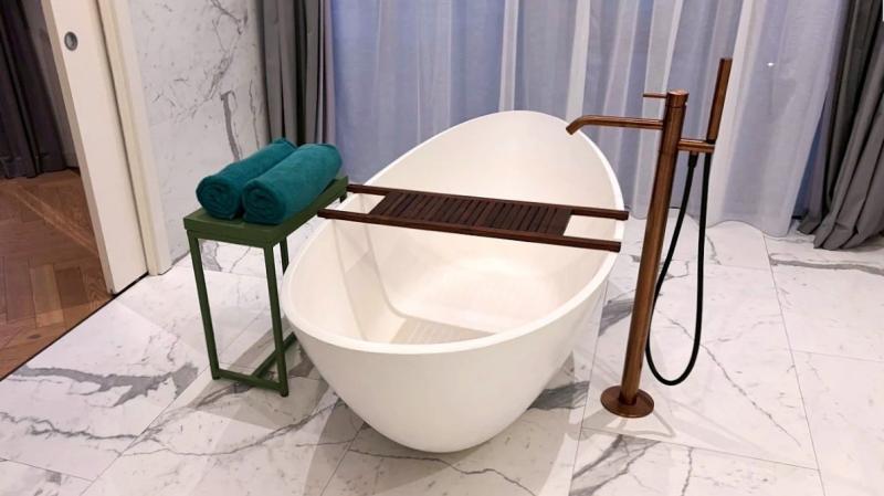 カーテンを開ければバスタブにつかりながらきれいなインド洋が一望できます！