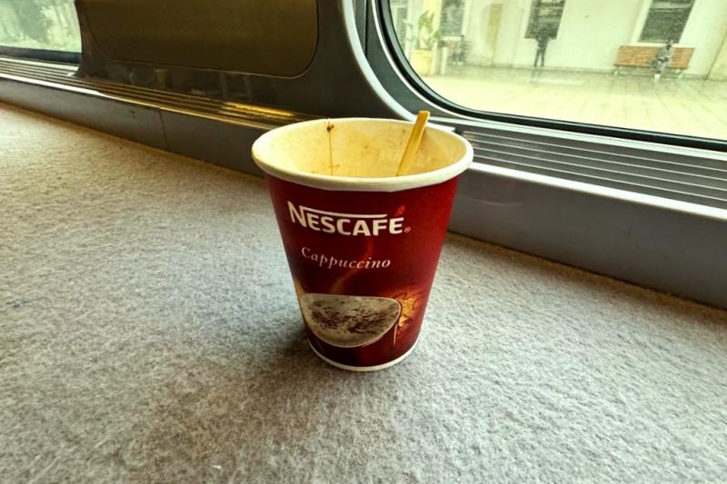 カフェにて温かいコーヒーを一杯、いただきました