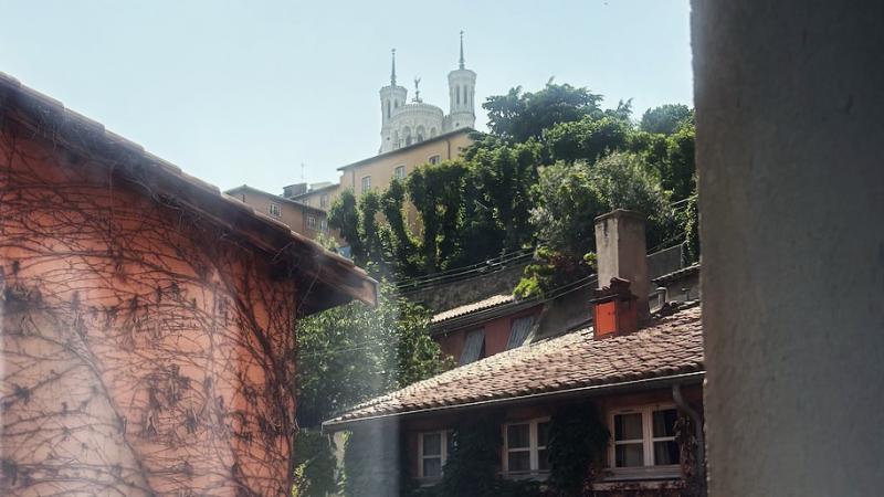 このお部屋の窓からは、丘の上のノートルダム大聖堂が見えました！