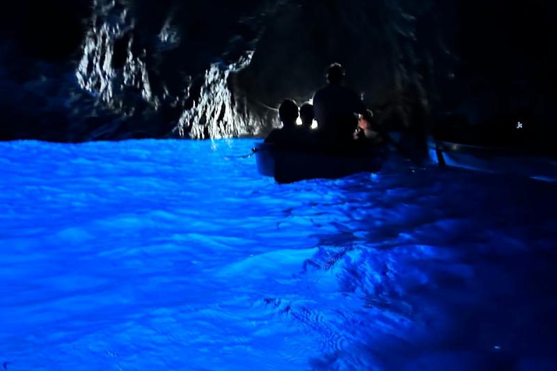 カプリ島にも行きました。とっても感動した青の洞窟！ 神秘的でした！