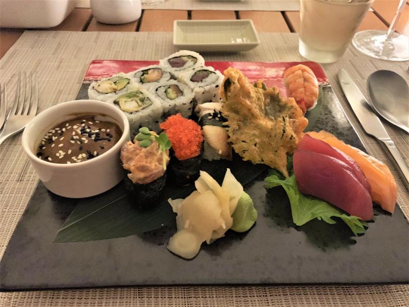 お寿司と天ぷらのプレート。小鉢はムース状の醤油！