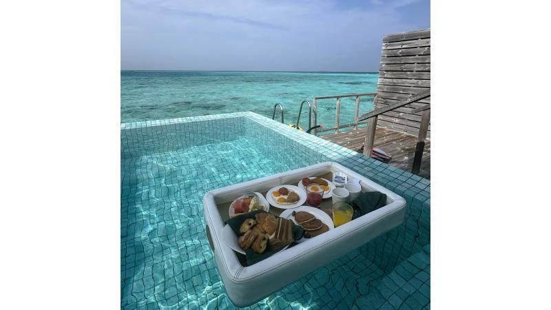 お部屋のプールでフローティングブレックファスト