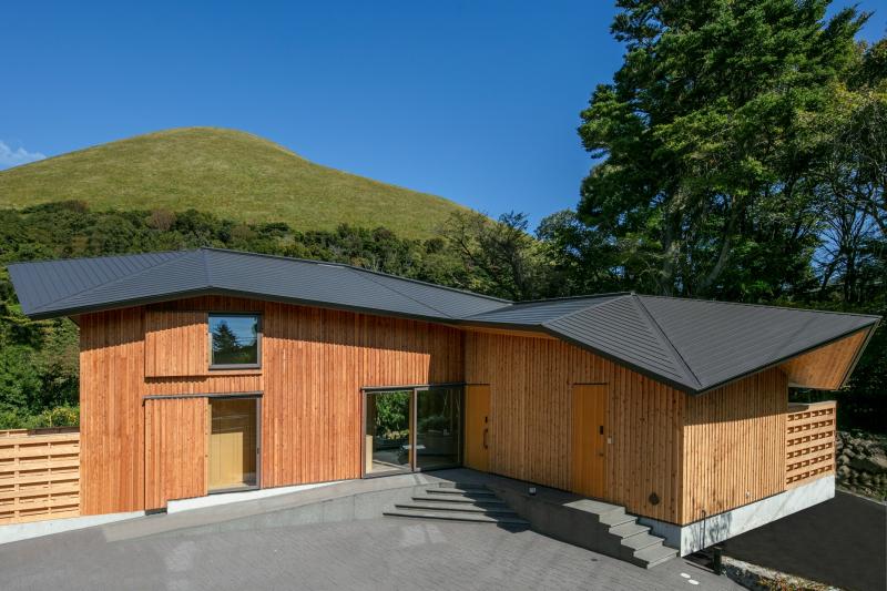 大室山を背景にして立つ「bekka izu」
