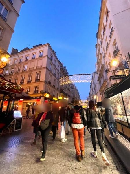 ル・コンパのあるモントルグイユ（Montorgueil）通り。おしゃれなお店やレストラン、バーが並んでいるにぎやかなエリアです