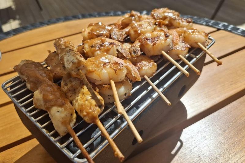 お肉やシーフードの串焼き。こちらもメニューから3つのタパスがお選びいただけます