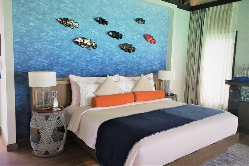 水上ヴィラのお部屋は、とてもシンプルだけどかわいくまるで海中にいるような壁紙のデザインです