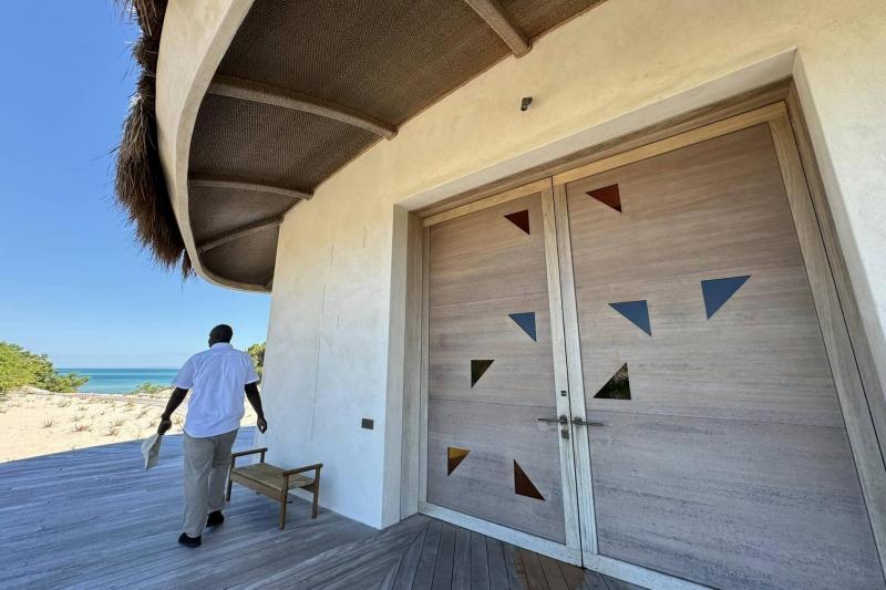 大きな扉！ 向こうにはターコイズブルーの海が！