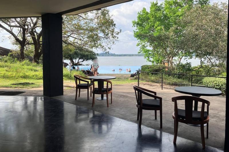 カンダラマ湖から吹き抜けてくる風が心地よいカフェスペース