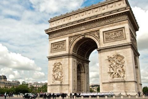 【シャンゼリゼ通り～凱旋門】ショッピングやグルメを満喫できるバリで最も有名な通りであるシャンゼリゼ通り。コンコルド広場から凱旋門まで約1.9kmにわたって延びています。ナポレオンの命により建てられた凱旋門には展望台があり、パリの街並を見下ろすこともできます。