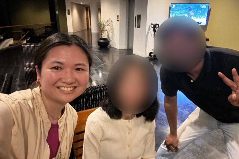 担当してくれた現地ガイドさん（写真右）と一緒に3ショット