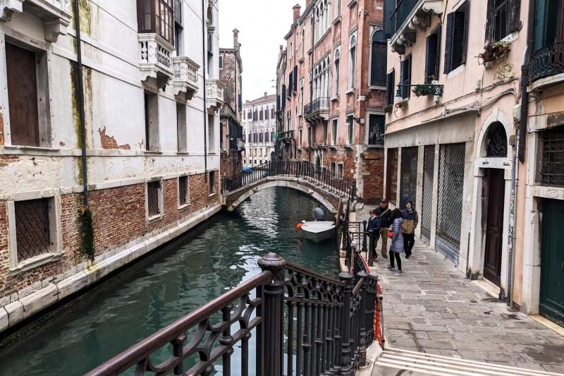 ベネチアでは至る所でみる小さな橋が見られました