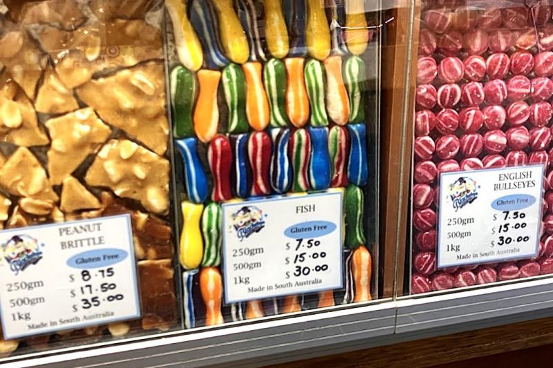真ん中の“Fish”キャンディを試食