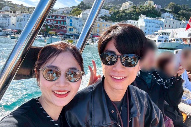 カプリ島にて。マリーナグランデ港から中型のモーターボートに乗り換え、青の洞窟の前へ移動中